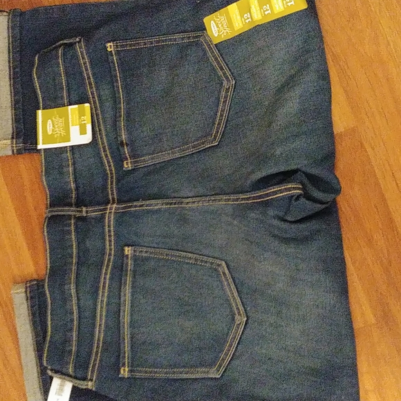 Old Navy Capri's - Picture 7 of 7